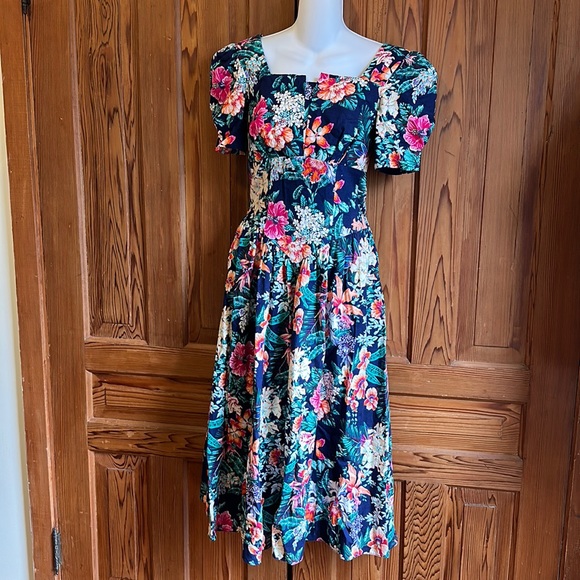 Vintage tropical floral fit n flare midi dress with padded shoulders - Picture 2 of 13